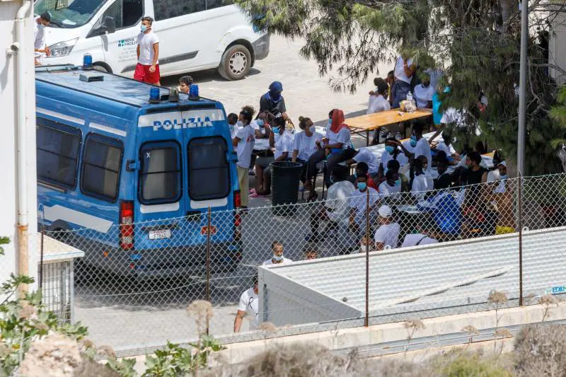 "Armi biologiche innescate". Il rischio nei trasferimenti dei migranti