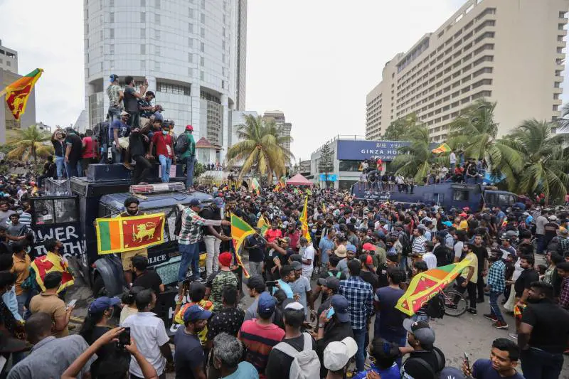 Lo Sri Lanka nel caos. Assalto al presidente che fugge e si dimette