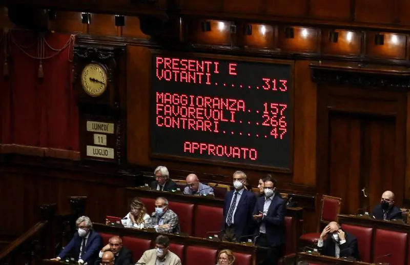Strappo dei 5 Stelle: non votano in Aula il decreto Aiuti. Sarà rebus in Senato. E Draghi sale al Colle