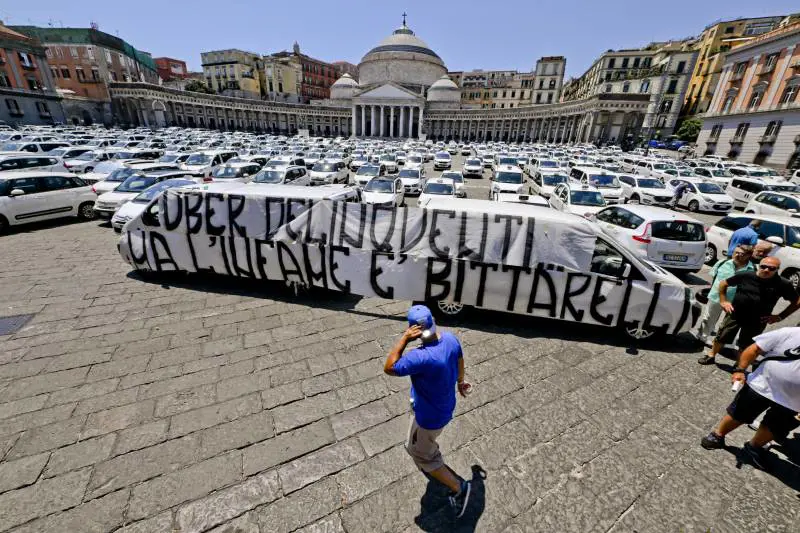 Lo scandalo Uber e la protesta dei tassisti: auto bianche ferme, disagi e tensione nelle città