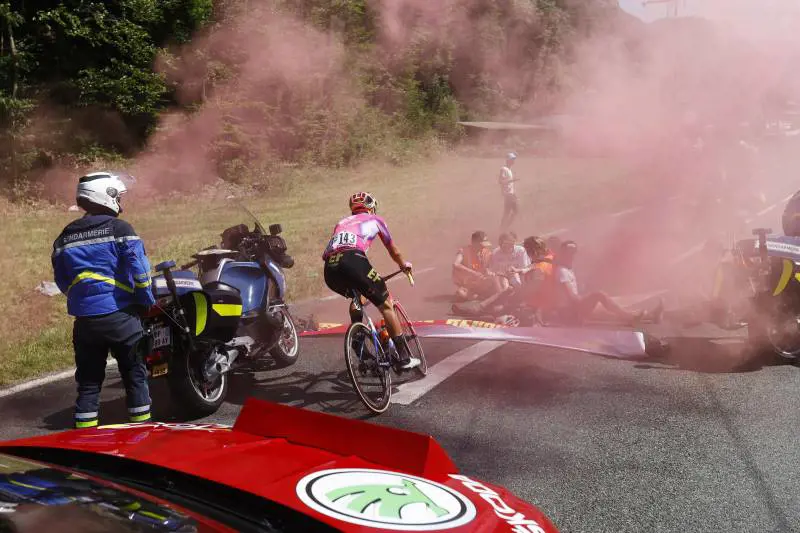 La "follia" ecologista inquina il Tour de France e il sogno di Bettiol