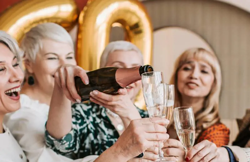 Feste a tema, viaggi e regali: i 60 anni si vivono una volta sola