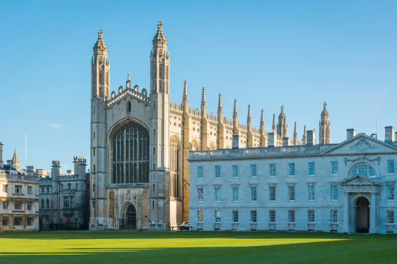 "Utilizzata dai suprematisti bianchi". Follia Cambridge: addio alla parola "anglosassone"