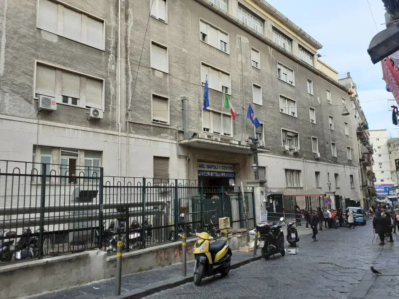 Napoli, ancora violenza: 13enne accoltellato al pube durante una partita di calcio