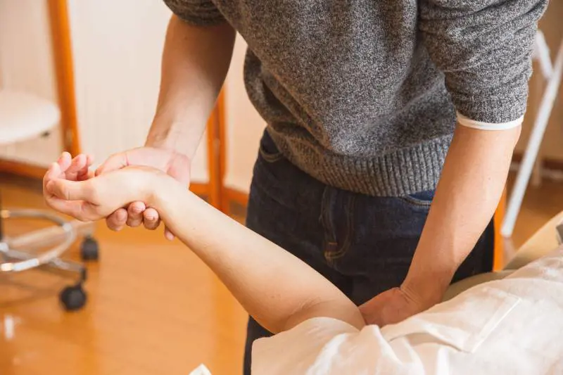 Artrite, gli esercizi mirati per i pazienti reumatici