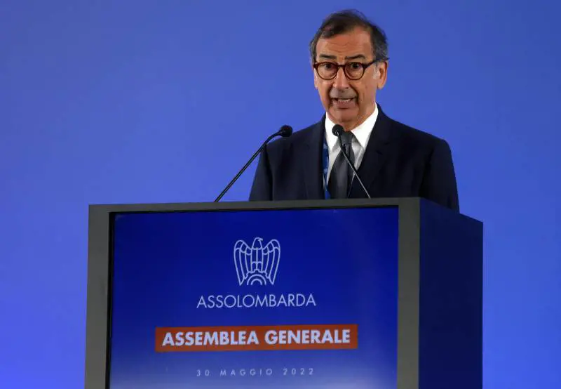 Sindaci e imprese in pressing: "Draghi vai avanti". Il partito del Pil si ribella alla crisi