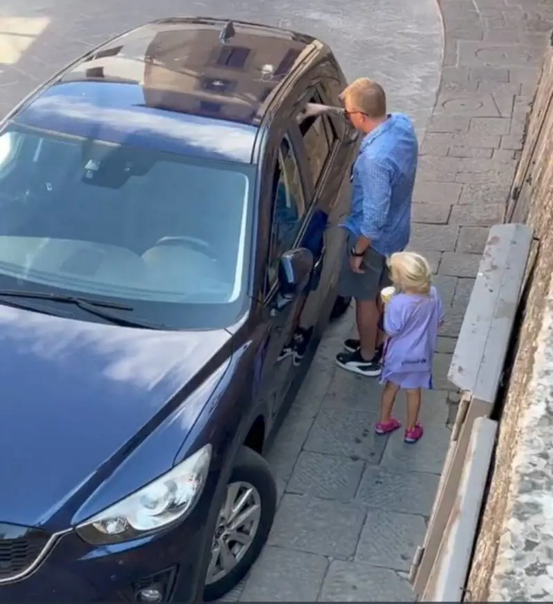 Il gesto di Raikkonen che intenerisce: disseta un cane lasciato in auto