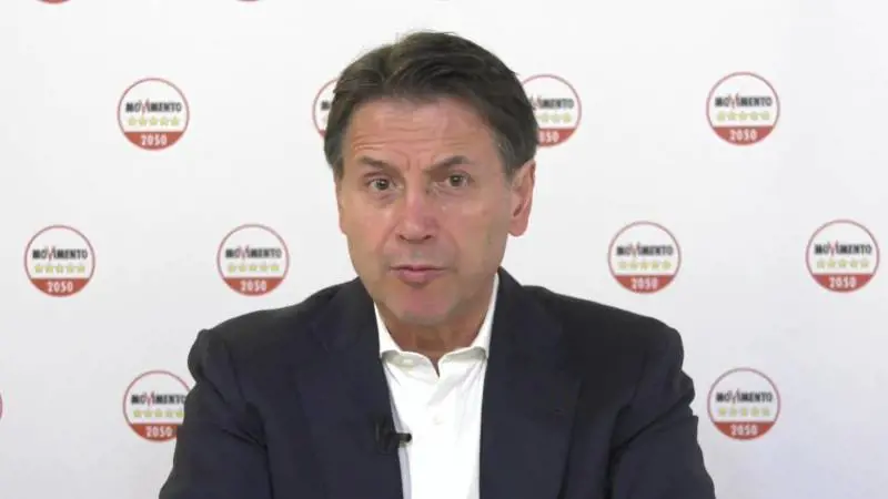 Tra il modello Mélenchon e il ritorno di Santoro: Conte prova a non affondare