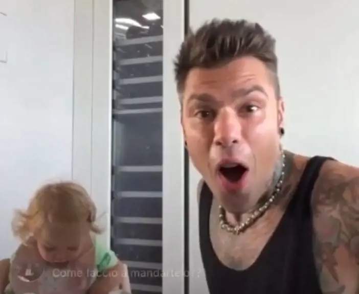 La figlia di Fedez spiazza il cantante e durante la diretta lo chiama così 