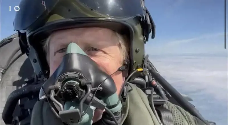 BoJo in versione Top Gun: in volo sull'Eurofighter per salutare la fine del mandato