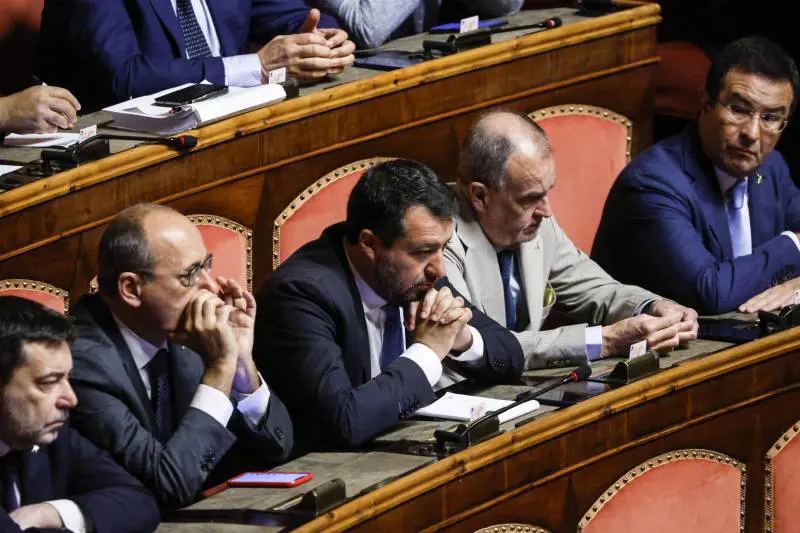 "Mentre voi ridete, gli italiani...": Salvini silura dem e grillini