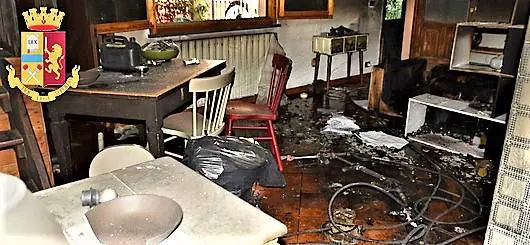 L'appartamento dopo l'incendio per il quale è stato accusato il tunisino