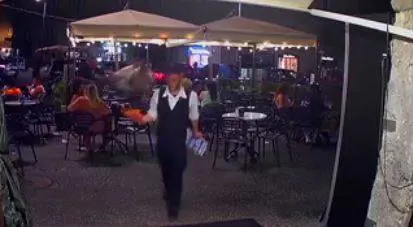 La pistola contro il turista, poi gli restituisce l'orologio: "Vale poco"