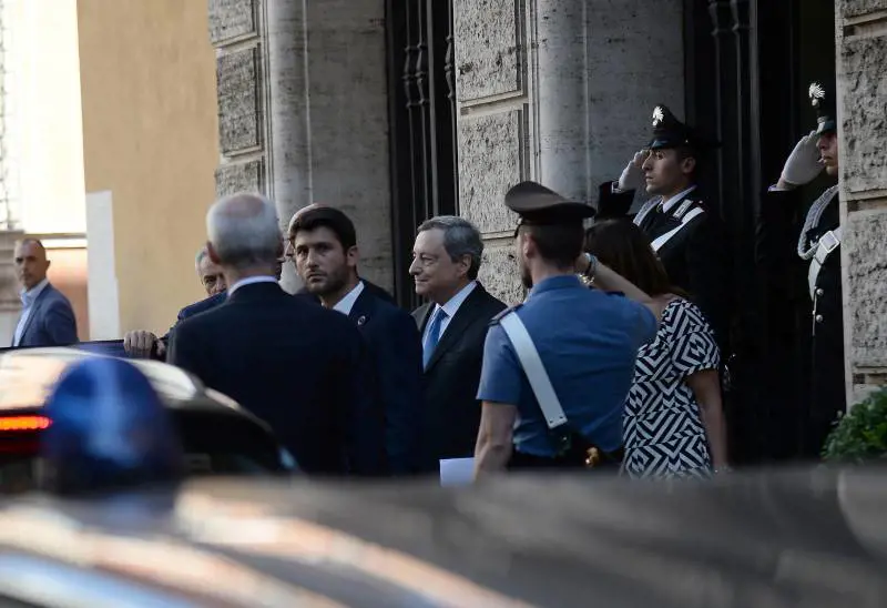 Fiducia al Senato con soli 95 sì. Ma Draghi non sale stasera al Colle. Domani alle 9 alla Camera