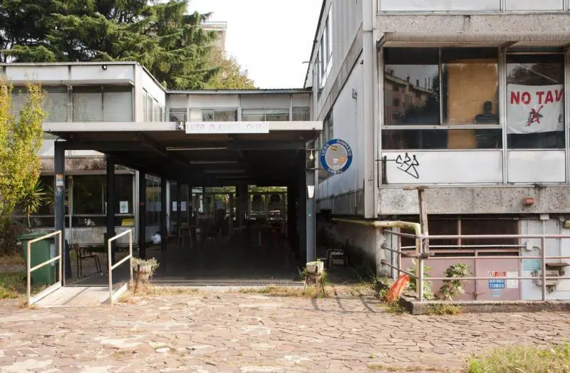 Risse e bombe carta, tensione nell'ex liceo occupato da rom e centri sociali