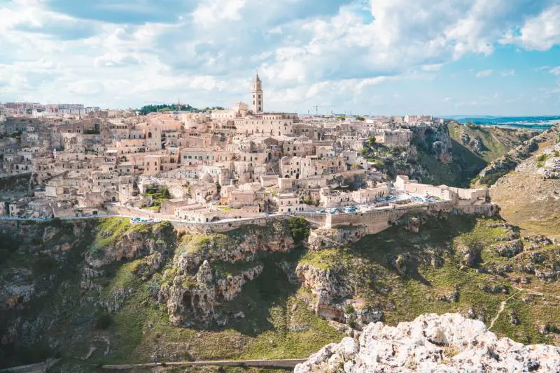 Matera, la leggenda del carretto e la processione tra i Sassi