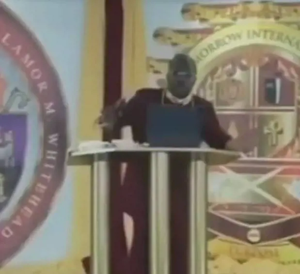 Vescovo rapinato in chiesa durante la messa in diretta social