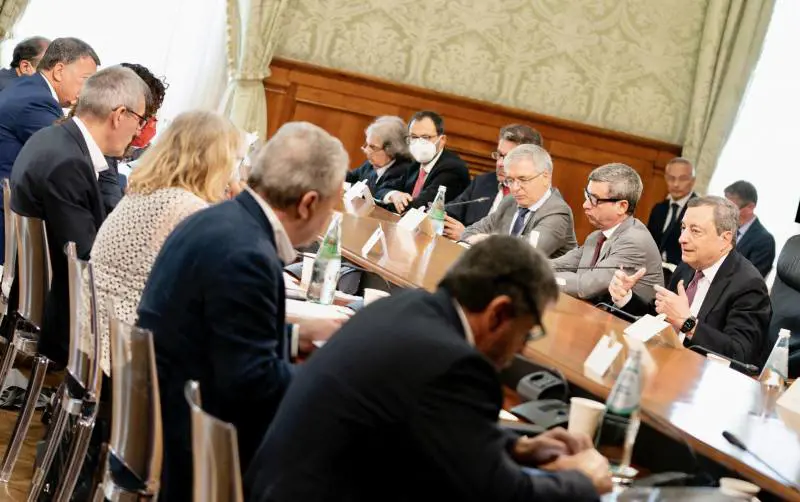 Pensioni rivalutate e taglio ai contributi: cosa cambia col dl Aiuti
