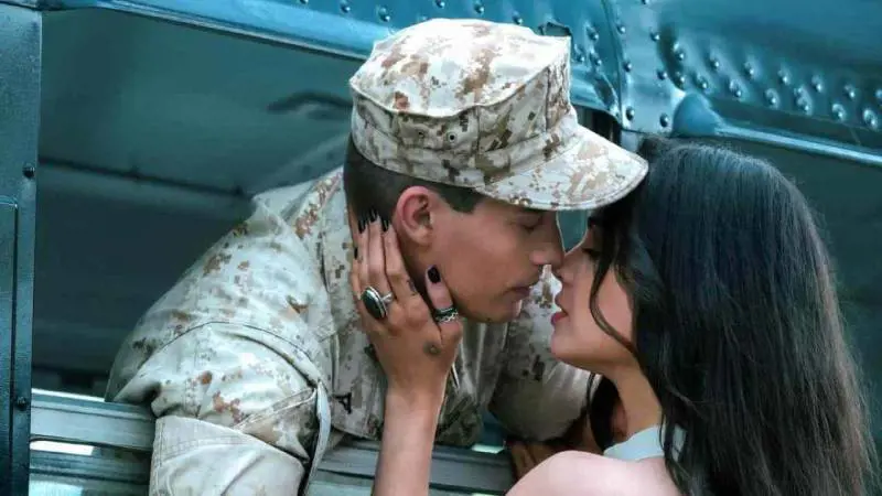 "Purple Hearts", pochi palpiti nel dramma sentimentale su Netflix
