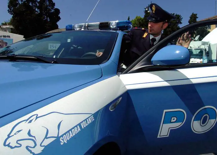 Una volante della polizia di Firenze (foto di repertorio)