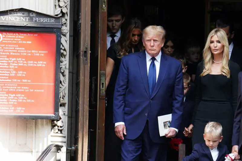 "Ivana sepolta per evadere le tasse". Nuova bufera contro Trump