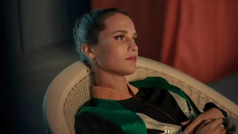 Irma Vep, la serie su Sky che attacca la Marvel e i blockbuster