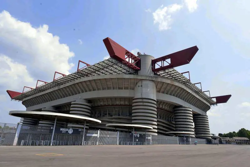 San Siro, scoppia la rivolta sul Dibattito "clandestino"