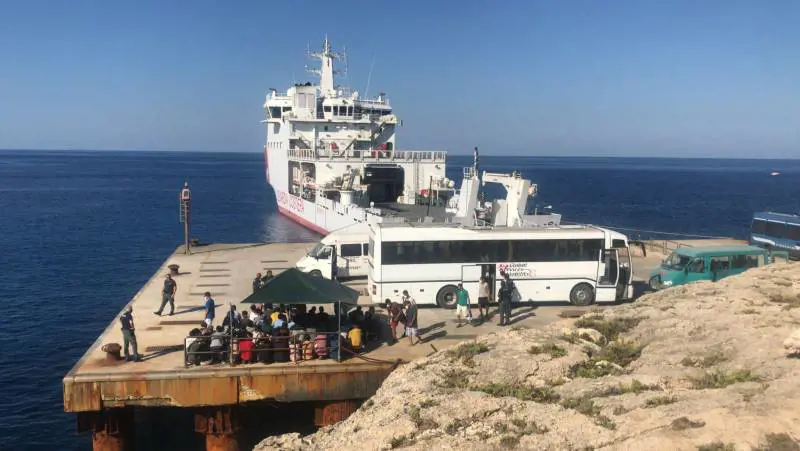 Salvini arriva a Lampedusa e la Lamorgese fa "sparire" i migranti: "Vergogna"