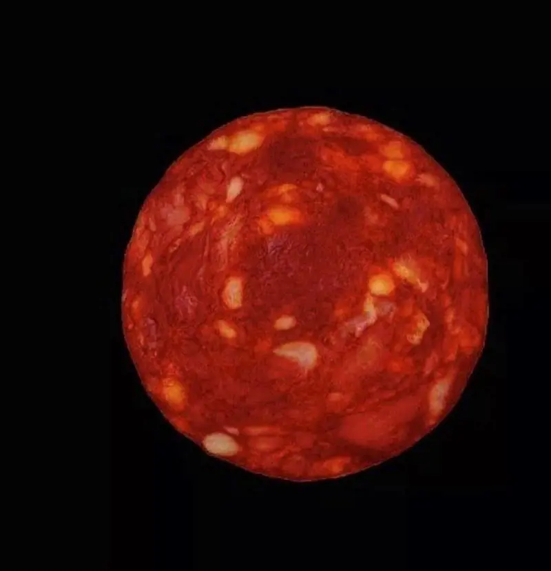 Fisico posta foto di una salsiccia spacciandola per quella di una stella. Poi si scusa