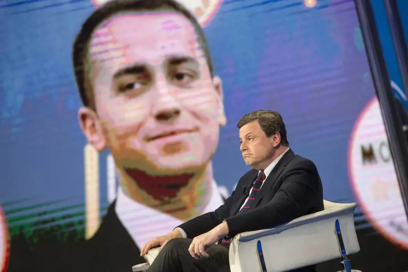 "Meno arroganza e più rispetto". L'ira di Di Maio su Calenda