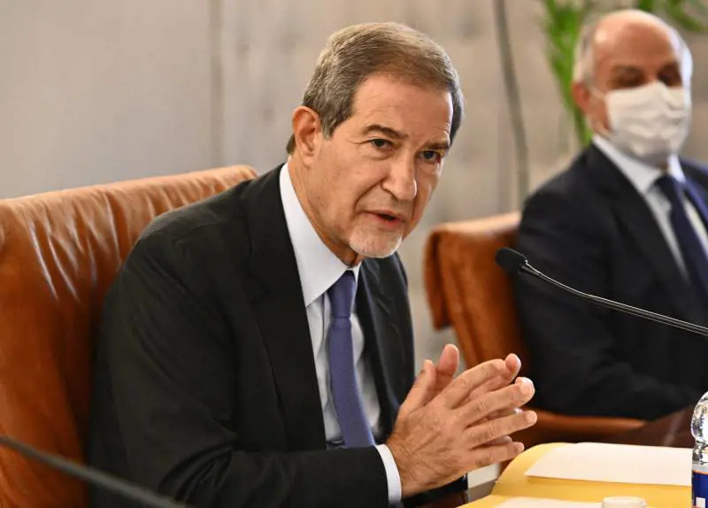 Musumeci insiste: "Io in corsa per il bis". Ma Miccichè e Lega frenano. Caos grillini