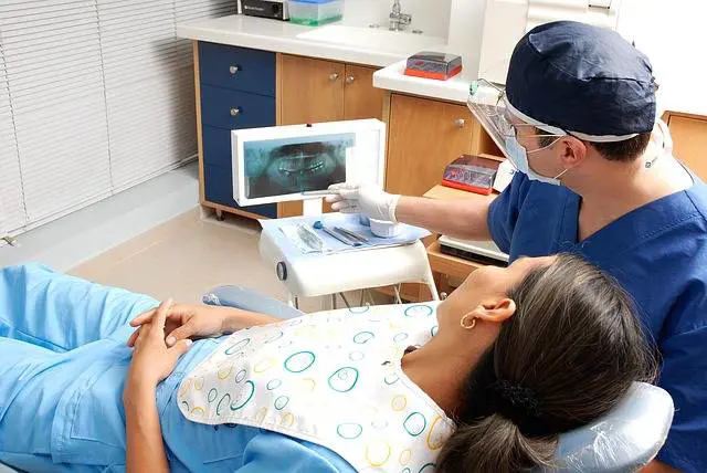 Dentista, dalla pulizia alla devitalizzazione. Ecco come variano i prezzi