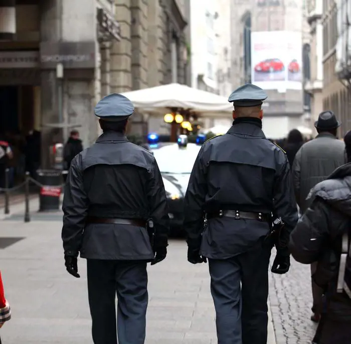 Due agenti della polizia ad Arezzo (foto di repertorio)
