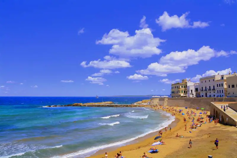 "Ho la febbre, sto male. È il mare di Gallipoli". Il sindaco denuncia i ragazzini di Tik Tok
