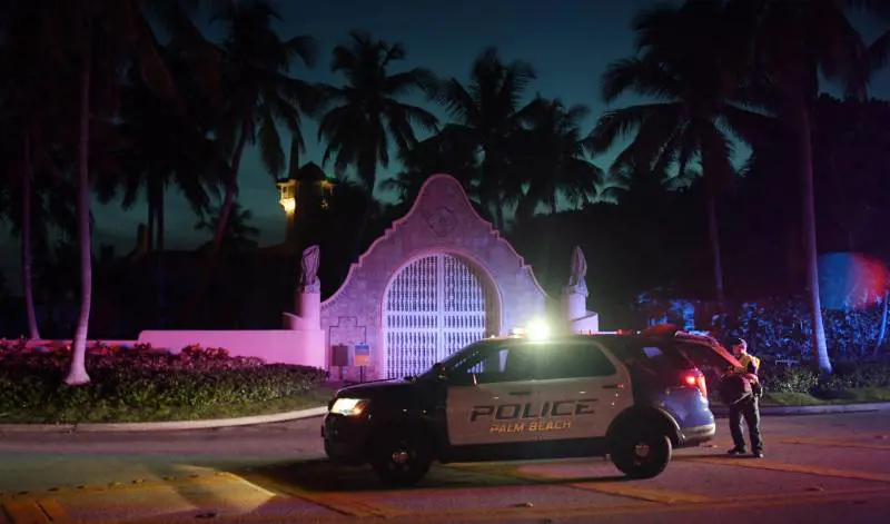 Irruzione dell'Fbi nel resort di Trump in Florida: perquisita la cassaforte, portati via documenti