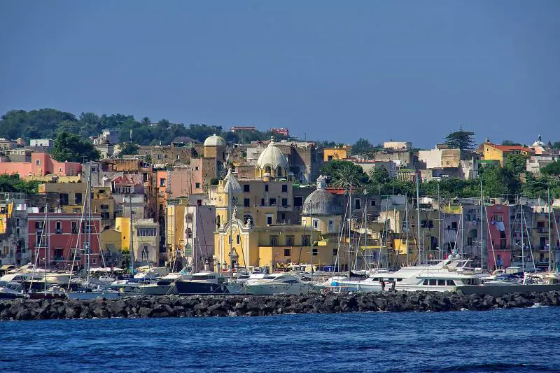 I Giganti, le terme e il coniglio: Ischia tra fascino e mito