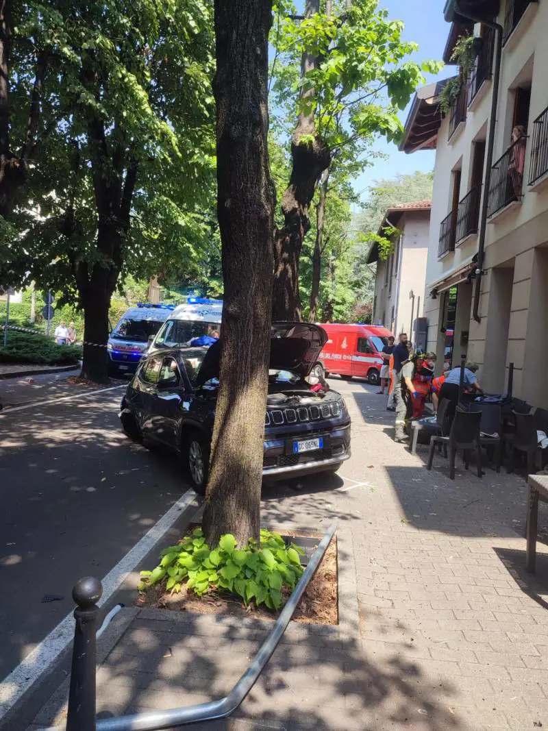 L'auto travolge i tavolini del bar: paura e feriti in Brianza