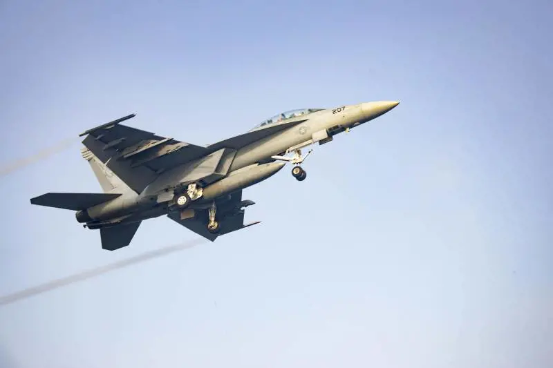 Jet Usa cade dalla portaerei. In zona le navi di Mosca