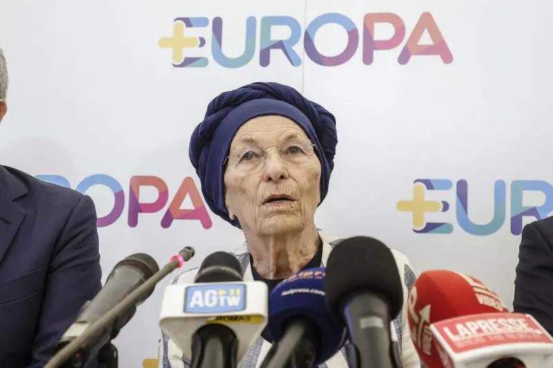 "Voltafaccia truffaldino". Scatta la rissa tra la Bonino e Calenda