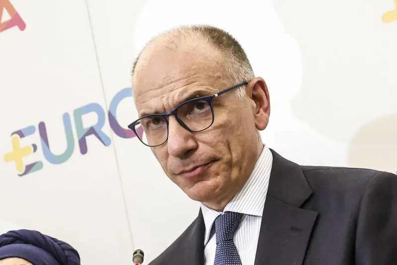 "Si incipria...". Letta la insulta, la Meloni lo annienta così