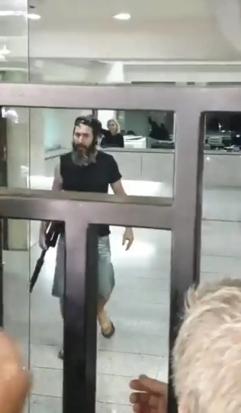 "Voglio i miei soldi". Uomo armato prende una banca in ostaggio