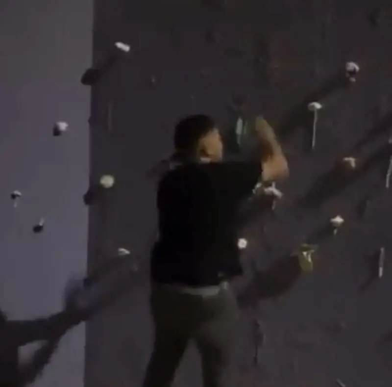 Esponente dem vandalizza memoriale del terremoto in Emilia: "Guardate in casa vostra"