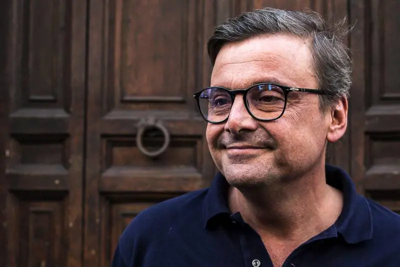 "Gita gratis agli under 25", "Pirla": scontro di fuoco Calenda-Bizzarri