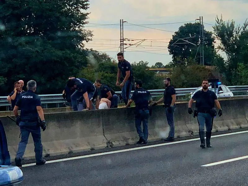 Nordafricano lancia sassi sulla A1: finisce in ospedale la deputata della Lega