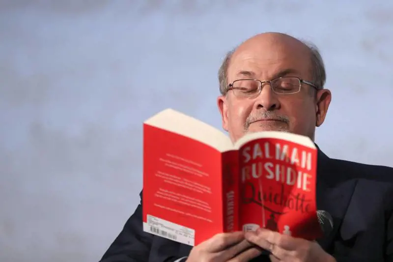 "Indossava una mascherina nera, l'ha colpito più volte". L'attacco choc a Salman Rushdie