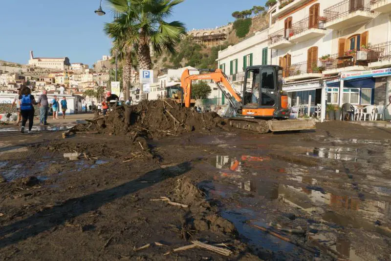 Stromboli, mare di fango dopo il nubifragio. "Colpa della fiction Rai"