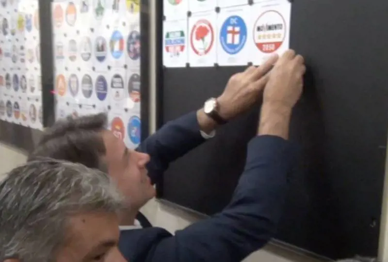 Conte, il dettaglio che lo umilia: cosa manca nel simbolo 5s 