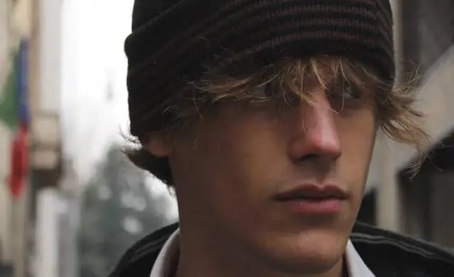 Ventenne trovato morto a letto. Ipotesi di un mix droga-farmaci