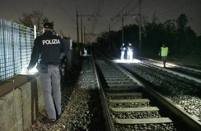 I rilievi della polizia sul binario