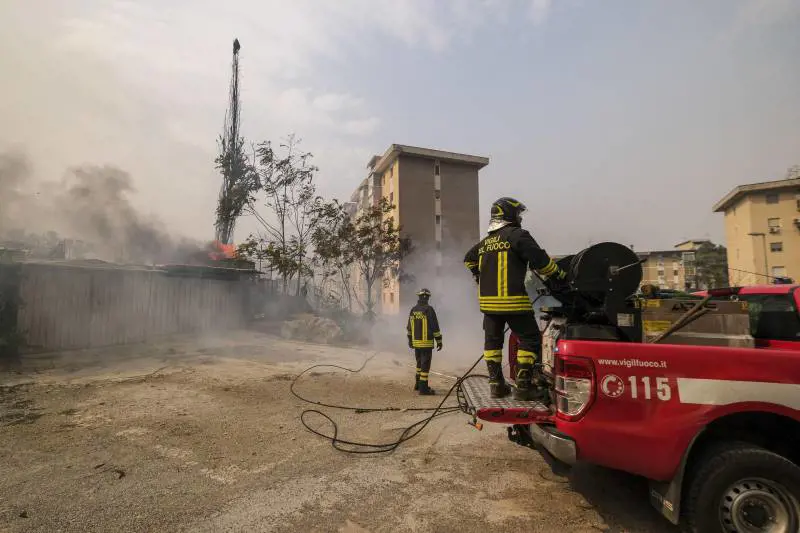 Nubifragi e trombe d'aria devastano il Centro-Nord. Sud, caldo record e roghi